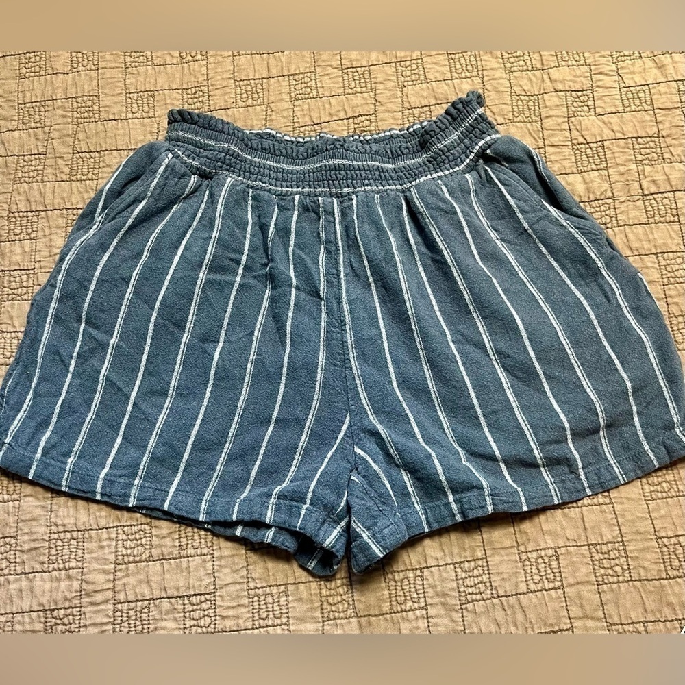 Universal Thread Womens
High-Rise Pull-On Shorts Pockets Grey & White Stripes
XS